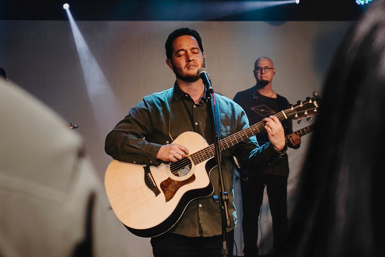 O cantor e pastor Lucas Brondi. Foto: Divulgação.