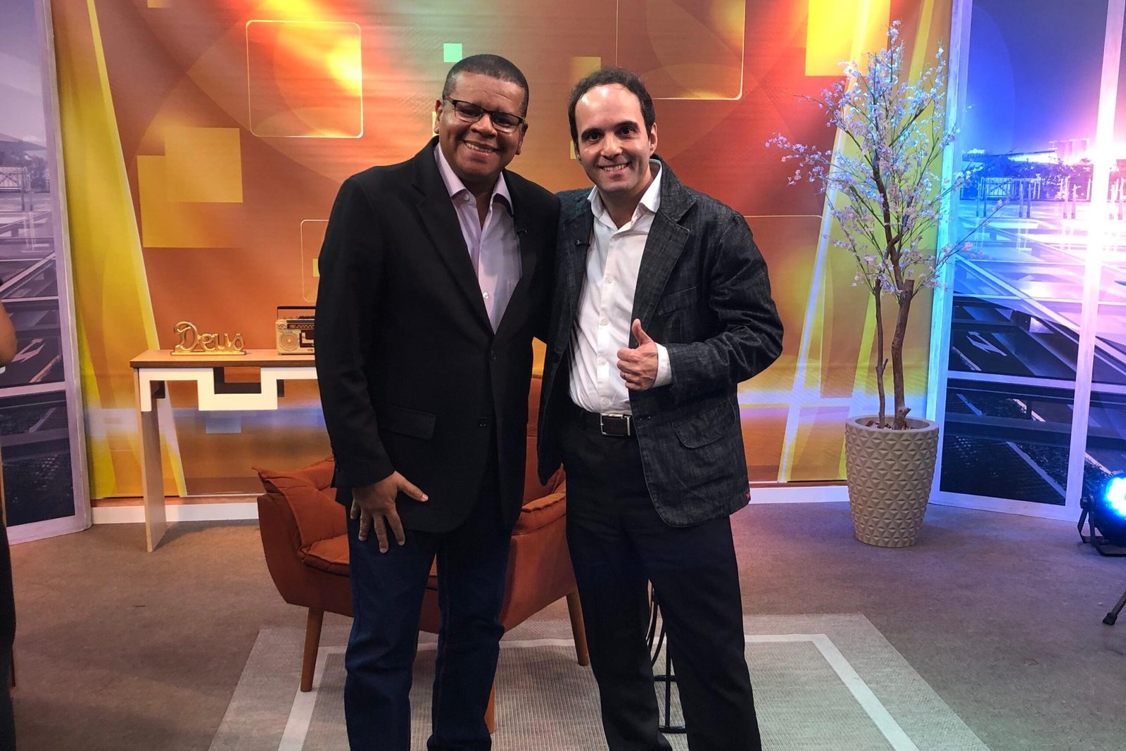 Edu Silvera no programa Noite de Adoradores. Foto: Ítalo Dias.