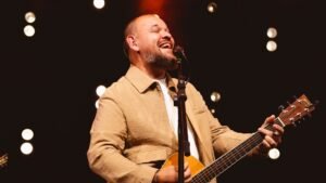 Marcus Salles comemora 30 anos de carreira com álbum ao vivo repleto de participações especiais