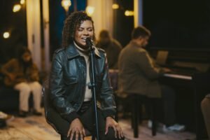 Nívea Soares lança o álbum “Em Casa (Acústico)” pela Onimusic