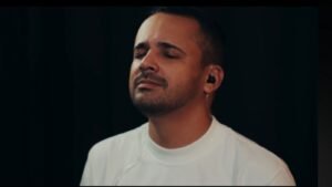 Leo Fonseca lança Cordeiro e Leão Acústico pela Flame Music em versão intimista de adoração