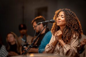 Gabriela Gomes lança seu novo single, “Fonte”, que traz a participação de André Aquino