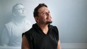 Dadai rompe o padrão do mercado musical com videoclipe cinematográfico gravado fora do Brasil