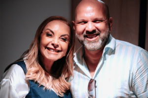 Jônatas Ambrozio reinventa clássico e aposta em arte, orquestra e emoção ao lado de Cristina Mel