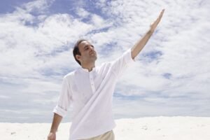 Edu Silvera lança “Vou Confiar” e transforma música em experiência audiovisual nas dunas de Cabo Frio