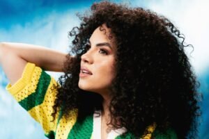 Rebeca Carvalho lança versão remix da canção “Socorro” com elementos do funk e do samba