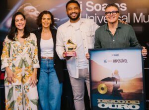 Eli Soares renova contrato com a Universal Music Christian Group