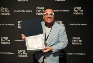 Cantor e pastor Douglas Borges recebe consagração pastoral americana pelo CFNI e amplia reconhecimento internacional