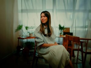 Gabriela Maganete, do Central 3, lança a canção “Fico Nesse Lugar (Acústico)” pela Onimusic
