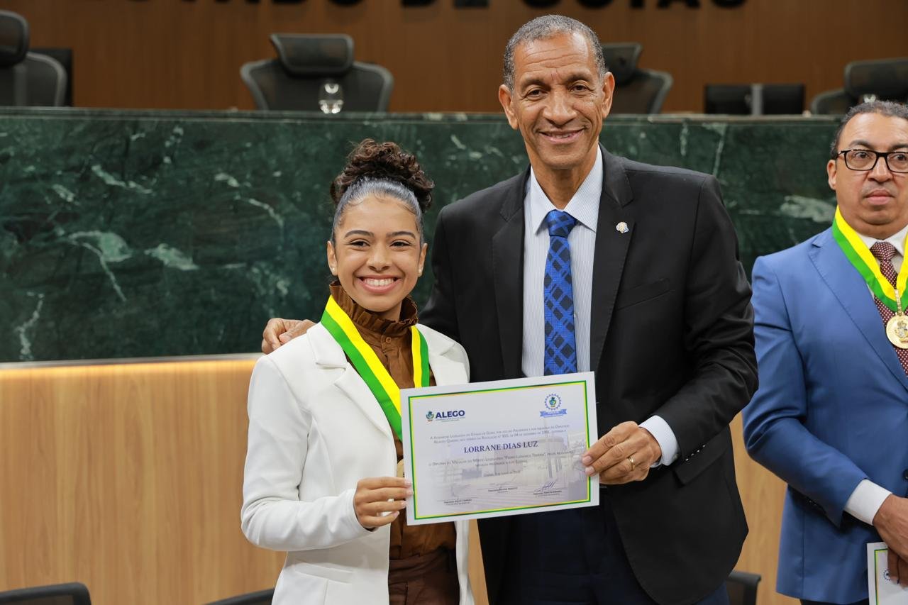 A cantora Lorrane Luz recebendo a Medalha. Foto: ALEGO.