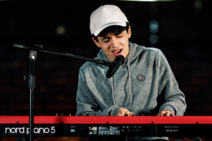 Nicolas Henrique lança versão deluxe de “Quando Todo Mundo Foi Embora Deus Ficou”