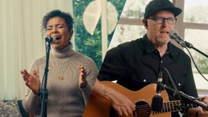 Nívea Soares canta com Stu G, da banda Delirious?, na versão em português do sucesso “Majesty (Here I Am)”