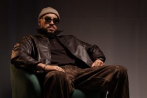 Ton Carfi resgata o R&B e aborda os desafios reais do amor no EP “Cantares”