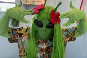 Vestida de ET, Beatriz Borgueti aposta em estética sci-fi para lançar o single pop “Fora de Órbita”