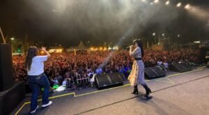 Caminhada com Cristo reúne milhares de pessoas na Praça Mauá, em Santos, durante projeto de Difusão Cultural de Música Cristã