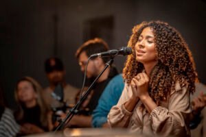 Gabriela Gomes apresenta seu novo álbum, “Bethânia”, e o clipe de “Manso e Humilde”, com a participação de Jessé Perão