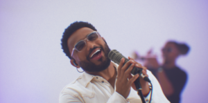 Eli Soares apresenta o single e clipe de “Estamos de Pé”