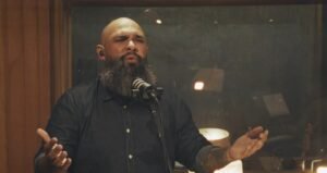 Com “Deus, Oh Deus”, Vitor Teixeira transforma adversidade em uma canção sobre recomeço