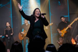 Cindy Tápia apresenta sua primeira canção e destaca a soberania de Deus em “Ele é Grande”