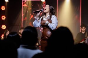 Novo single de Ingrid Santiago pela Todah Experience Live coloca a família no centro da oração