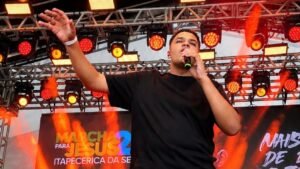 Aos 16 anos, Murilo Amorim se apresenta na Marcha pra Jesus de Itapecerica da Serra