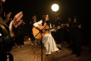 Amanda Medeiros apresenta “Tudo pra Ti”, uma declaração de entrega e adoração a Deus